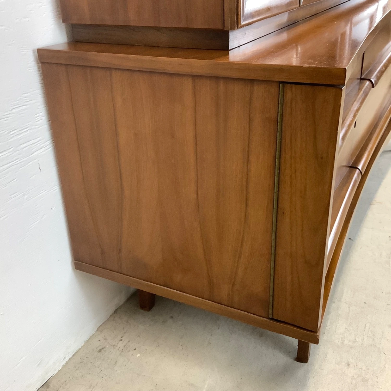 Young Manufacturing MCM Walnut Sideboard China Cabinet 5 Young Manufacturing MCM Walnut Sideboard China Cabinet - Image 3