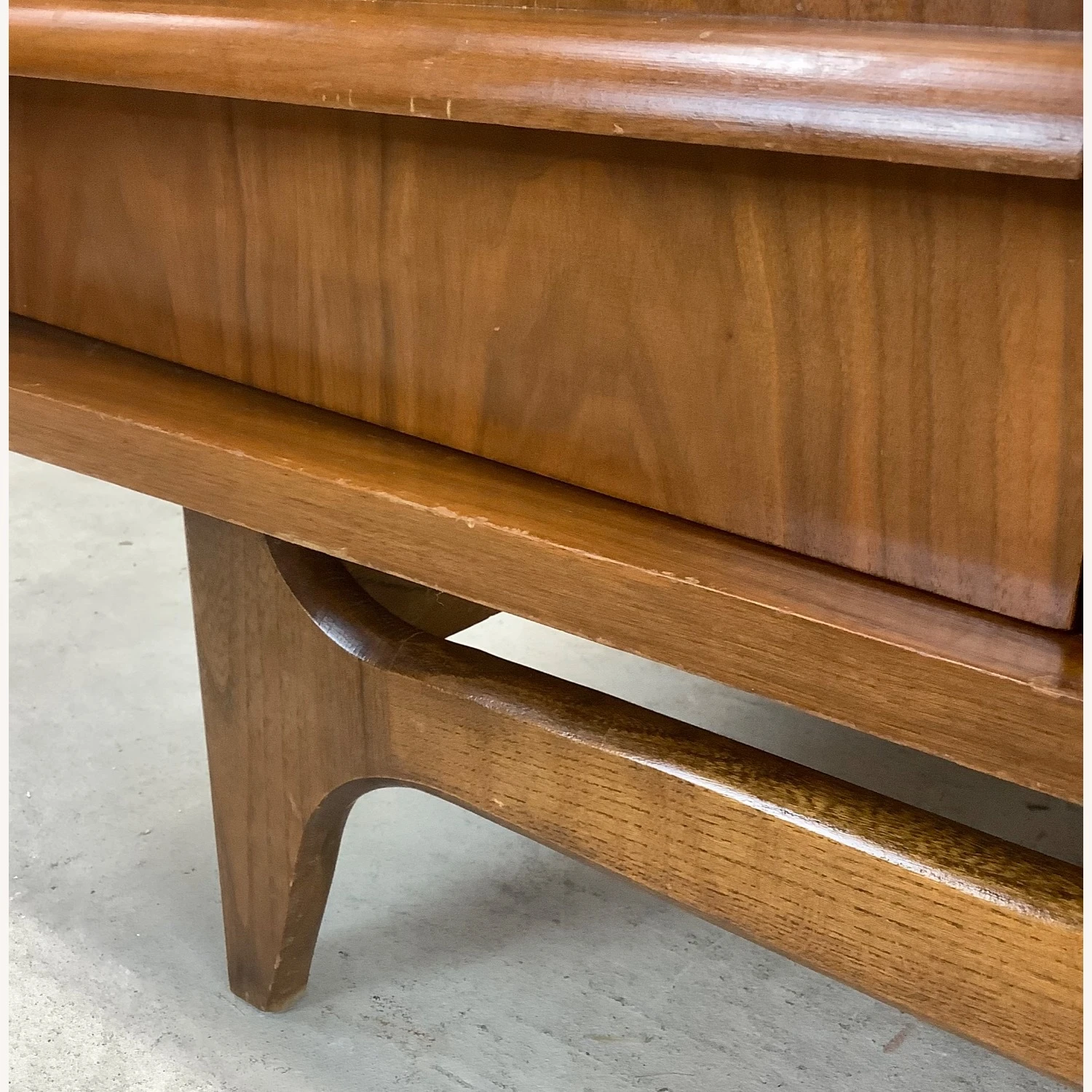 Young Manufacturing MCM Walnut Sideboard China Cabinet 7 Young Manufacturing MCM Walnut Sideboard China Cabinet - Image 5