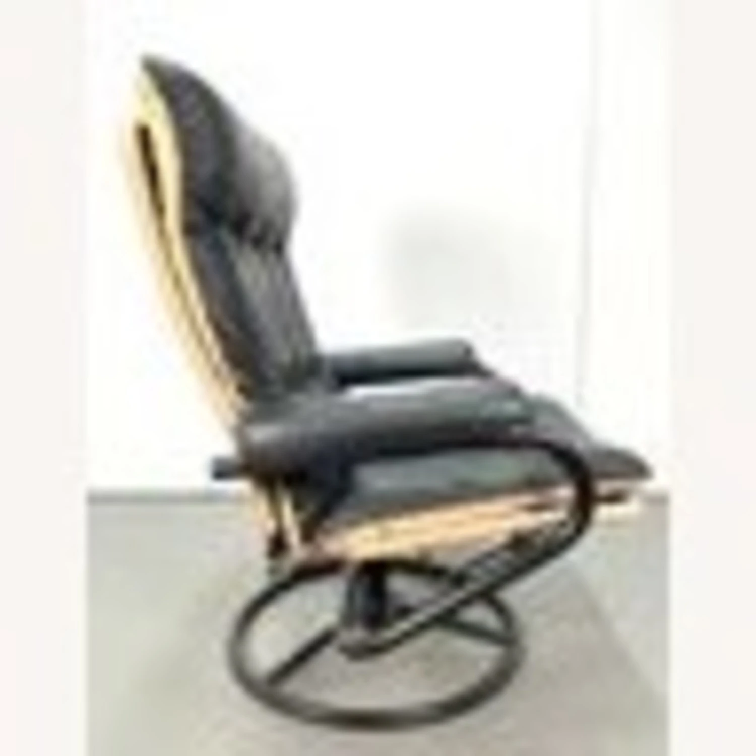 Leather Reclining Lounge Chair By Chairworks 8 Leather Reclining Lounge Chair By Chairworks - Image 6